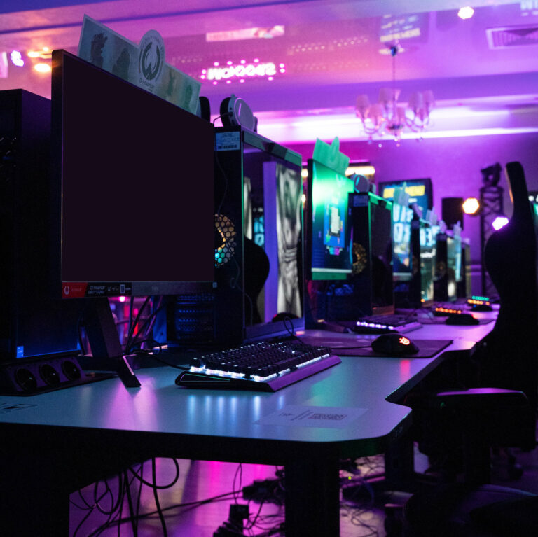 biurko gamingowe do 2000 zł EliteDesk elita wśród biurek gamingowych