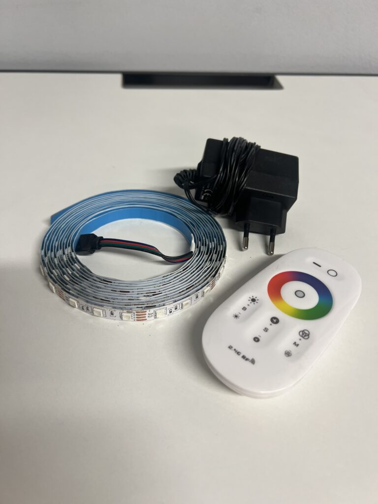 Pełna paleta barw, dotykowy pilot i moc 216W – podświetlenie klasy PRO dla graczy.