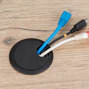 Plastikowa przelotka kablowa do biurka Ø60 mm – czarna, z klapką