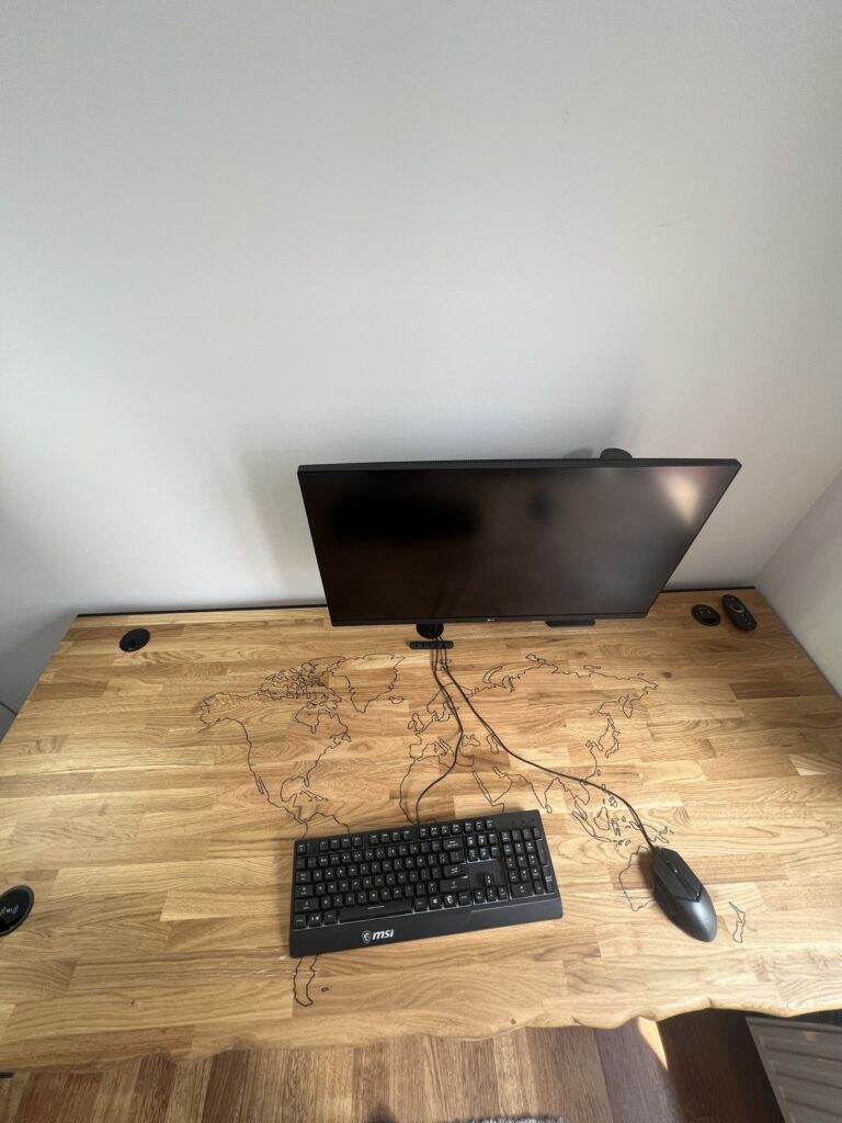 biurko drewniane z żywicą i grawerem mapy świata dla ojwojtek