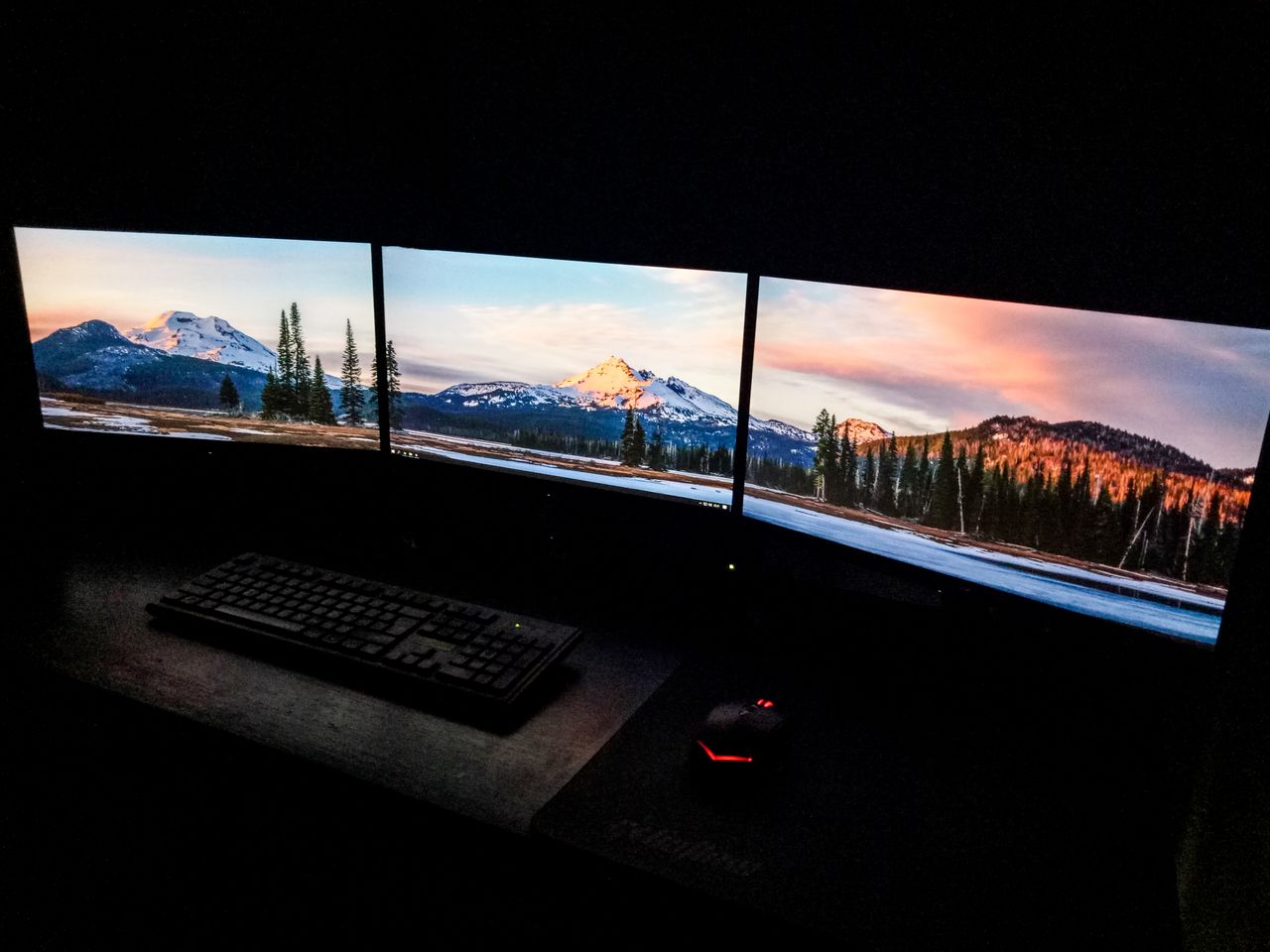 biurko z 3 monitorami